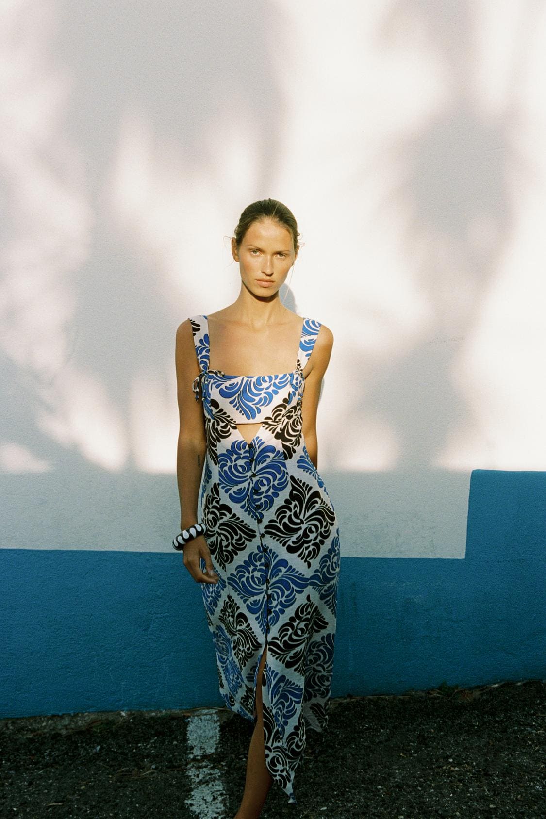 El nuevo vestido midi estampado en color crudo y azul de Zara