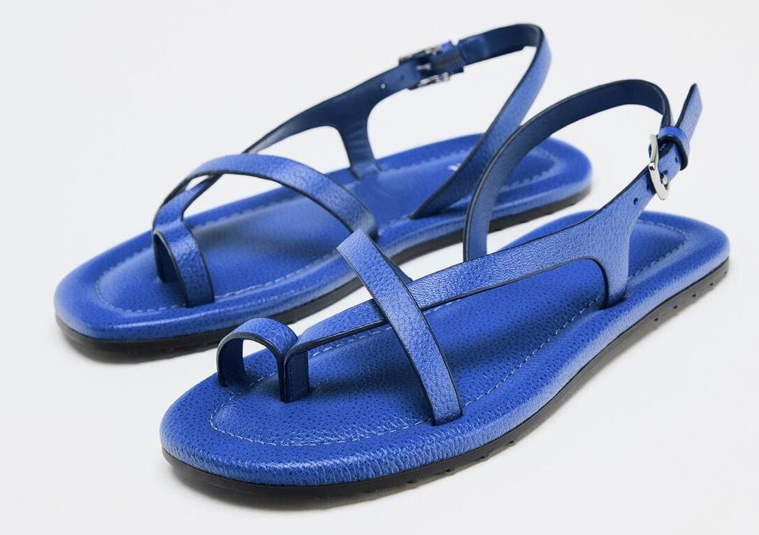 Las sandalias con tiras de piel en color azul de Zara