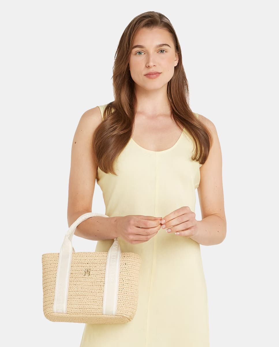 El bolso estilo mini tote en rafia de Tommy Hilfiger en El Corte Inglés