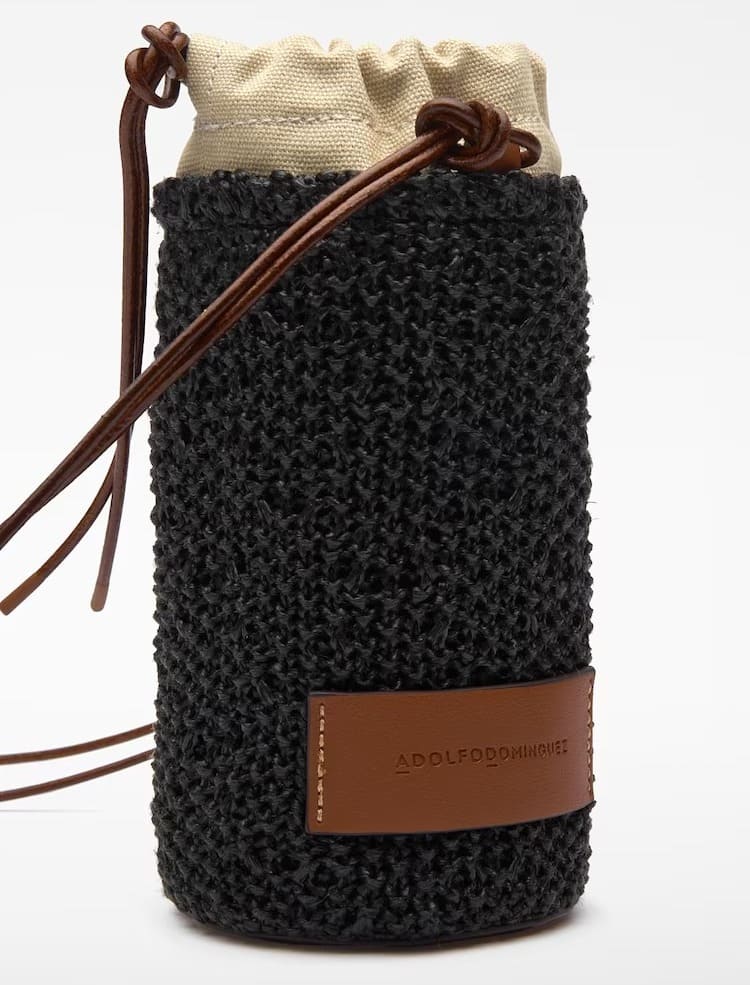 El bolso pequeño para mujer cilíndrico con textura de rafia de Adolfo Domínguez en El Corte Inglés