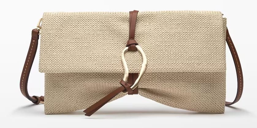 El bolso de mano para mujer tipo cartera con textura de rafia de Adolfo Domínguez en El Corte Inglés