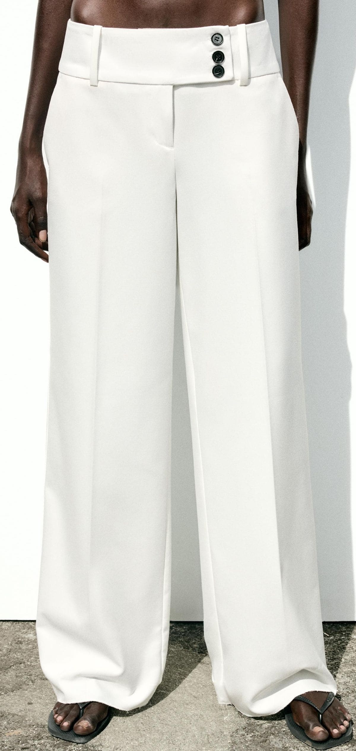 Pantalón ancho con cintura cruzada de Zara