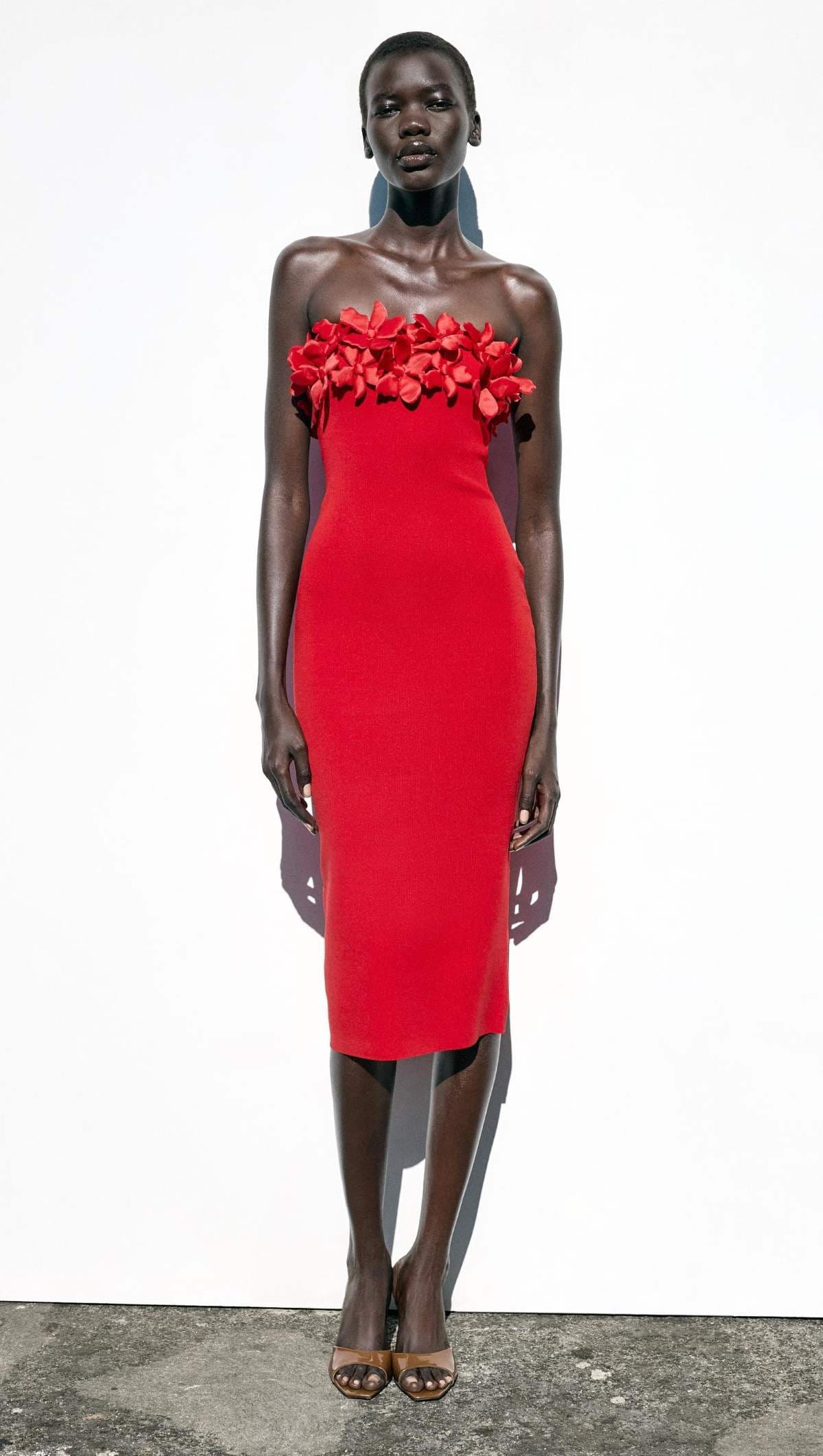 Vestido midi flores punto de Zara