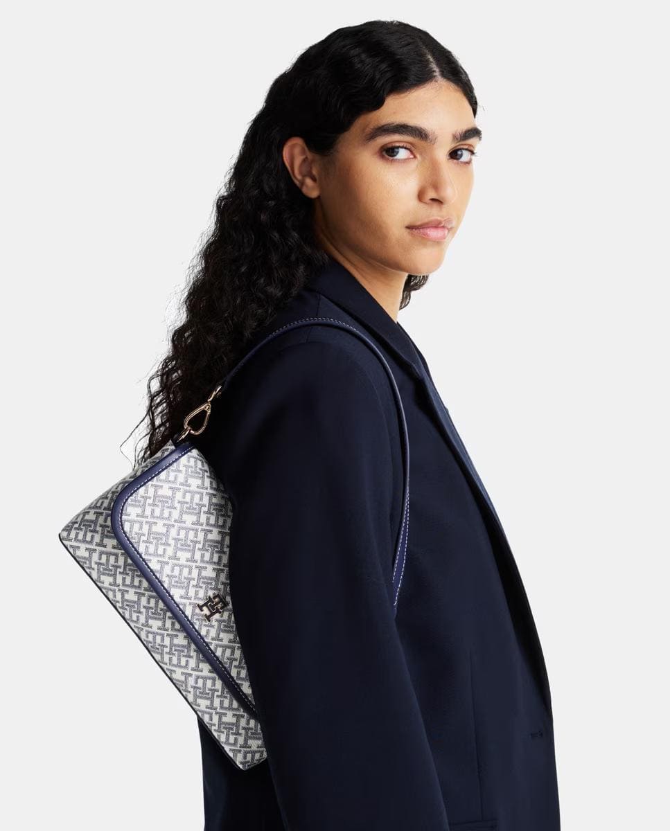 Bolso estilo bandolera con monograma de Tommy Hilfiger