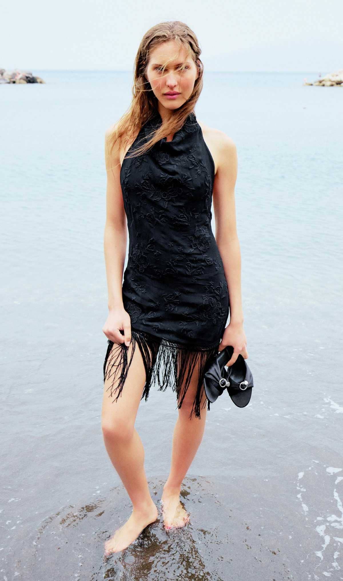 Vestido halter bordados flecos de Zara