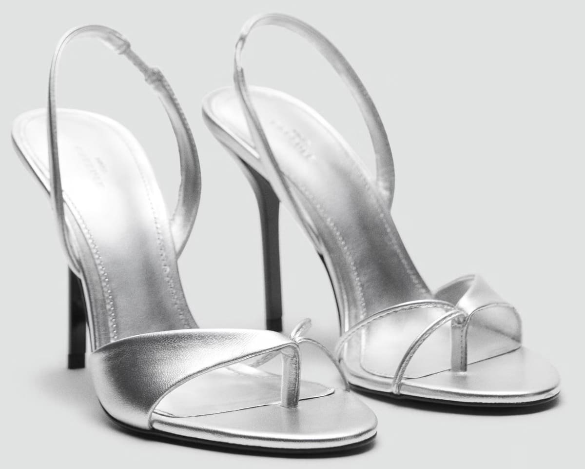 Las nuevas sandalias de piel con tacón a contraste en color plata de Mango