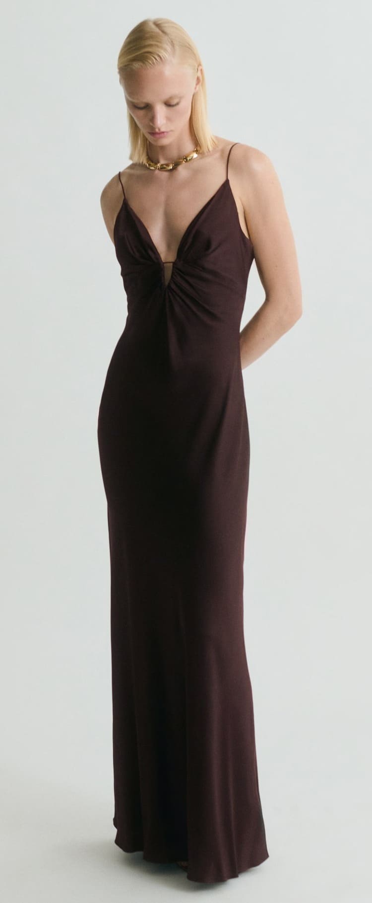 El nuevo vestido satinado con escote de pico en color marrón de Mango