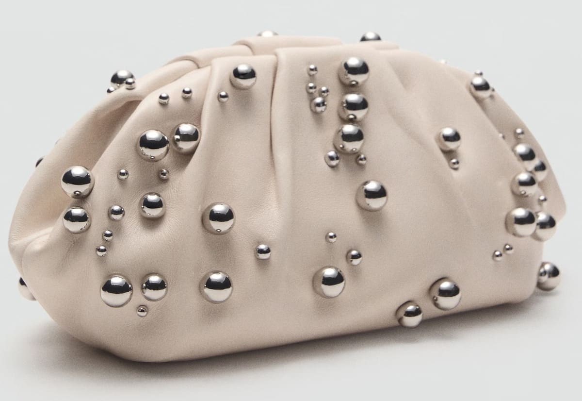 El bolso de mano de piel con detalle de bolas en color blanco roto de Mango