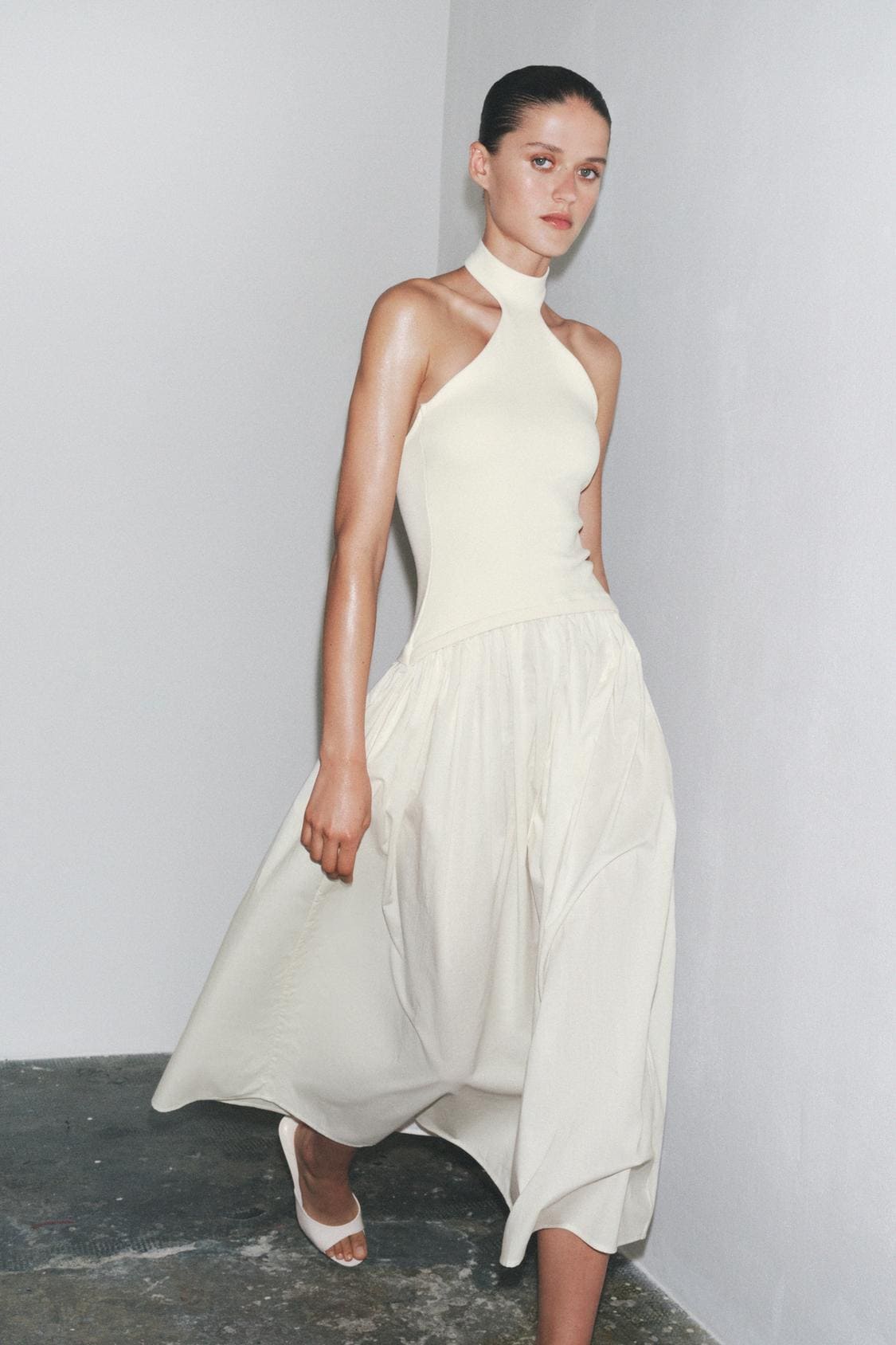 El vestido halter combinado en color crudo de Zara