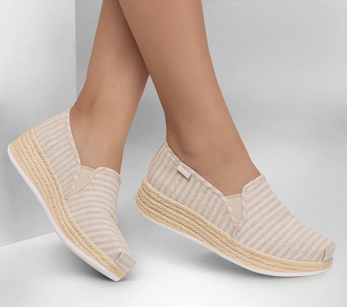 Las nuevas alpargatas BOBS Urban Highliter - Pattern Play en color beige de Skechers