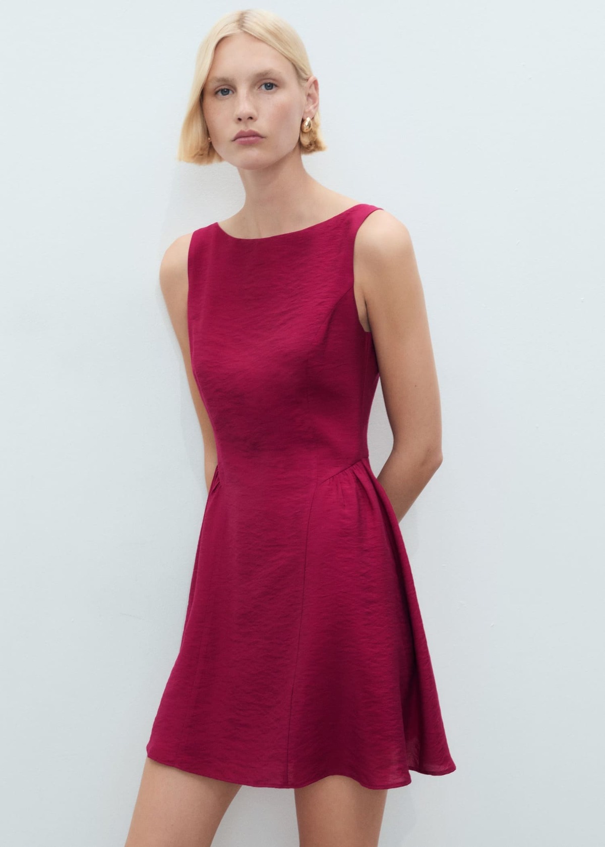 El nuevo vestido corto evasé en color rojo de Mango