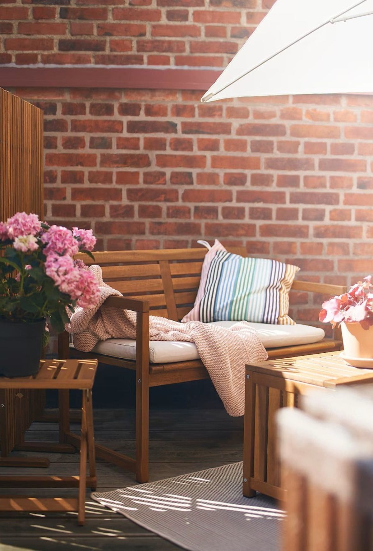 Banco con respaldo de la serie NÄMMARÖ de Ikea