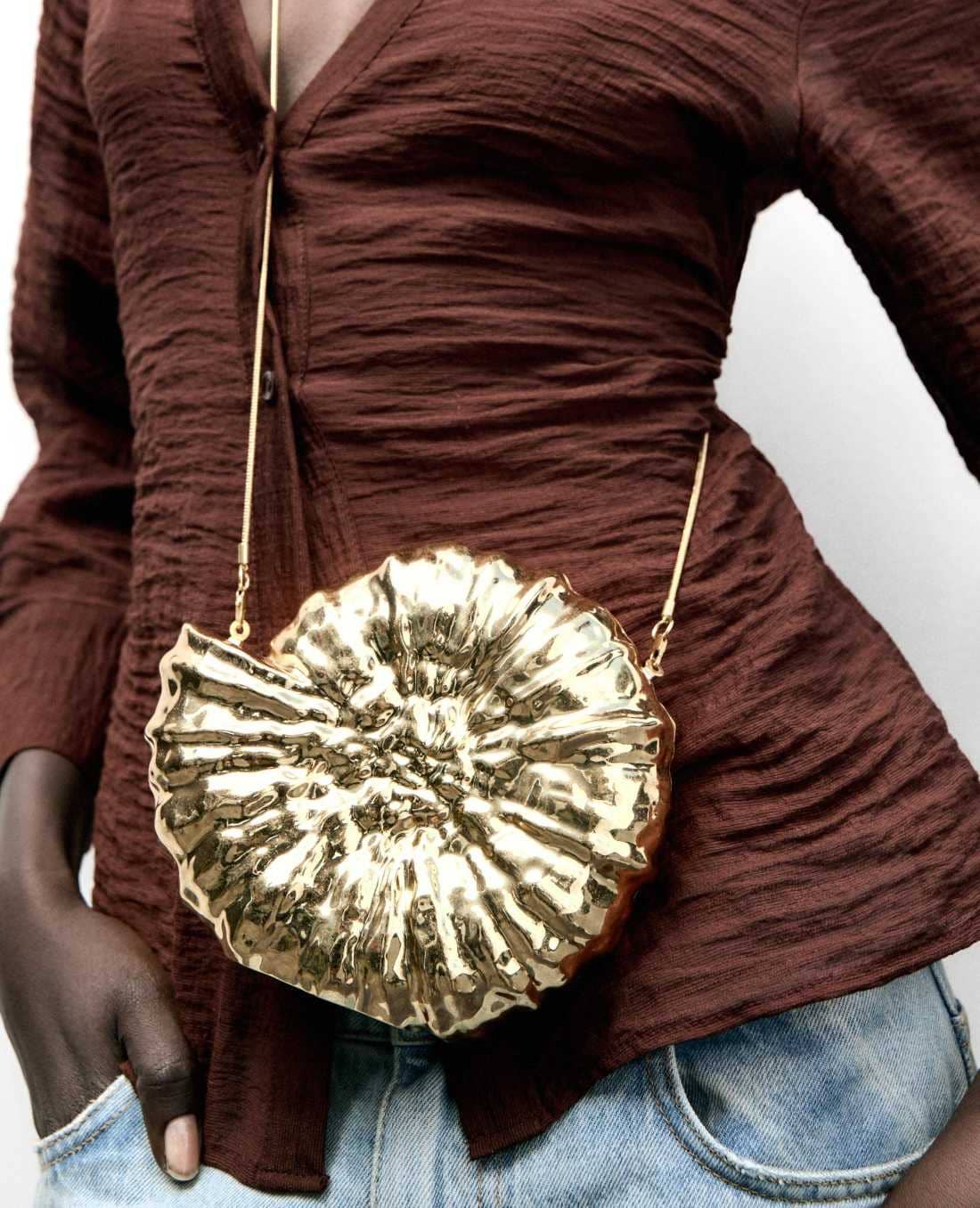 Bolso metalizado caracola de Zara