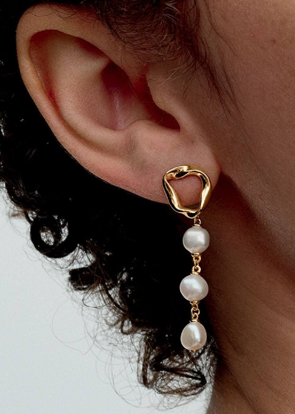 Pendientes Colgantes Círculo Forma Orgánica y Perlas Cultivadas de Agua Dulce Barroca de Pandora