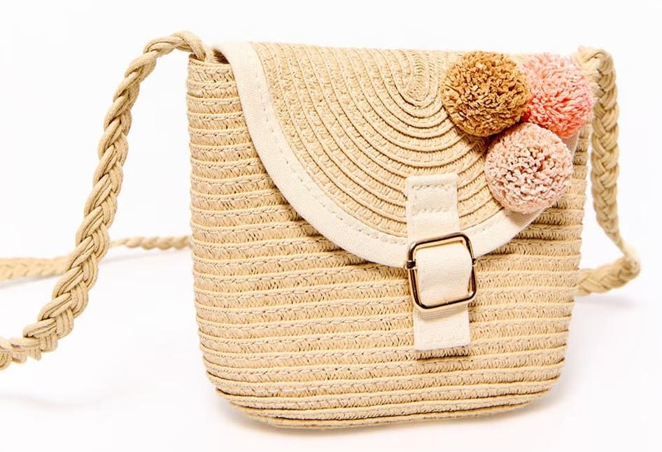 Bolso pescador con detalle decorativo de pompones