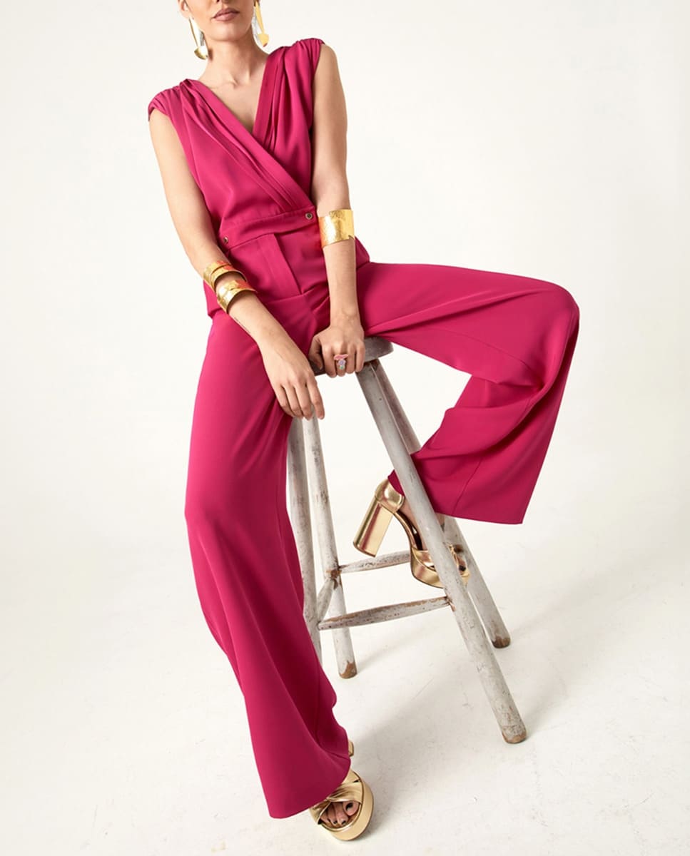 Mono con escote cruzado y hombrera