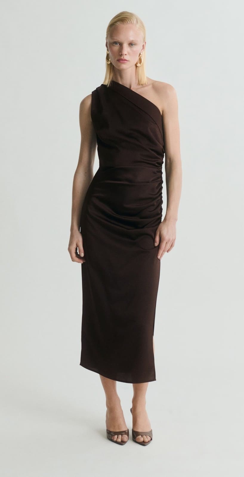 Vestido asimétrico satinado fruncido lateral de Mango