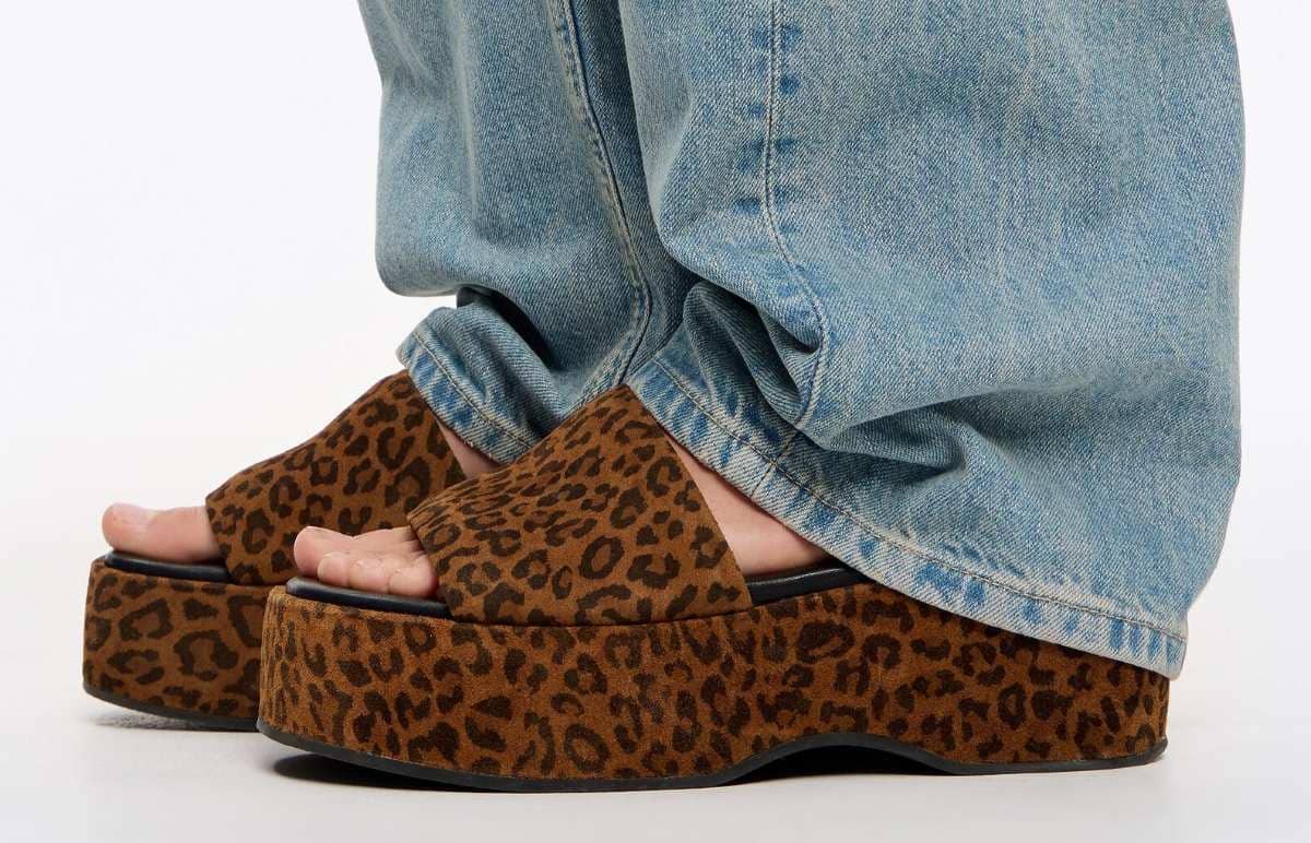 Sandalia plataforma piel print leopardo de Bimba y Lola