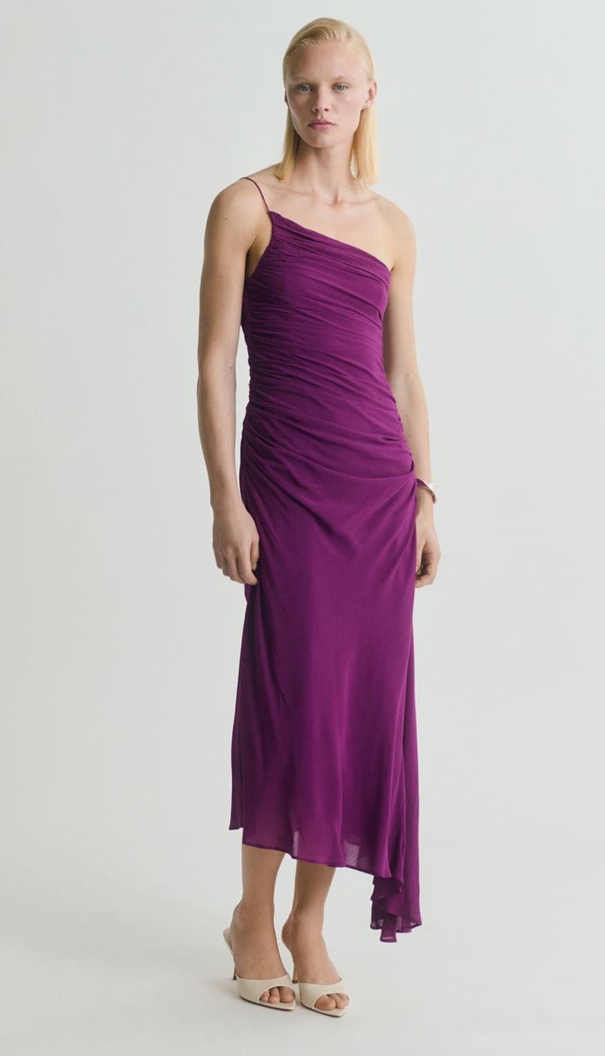 Vestido asimétrico laterales fruncidos de Mango