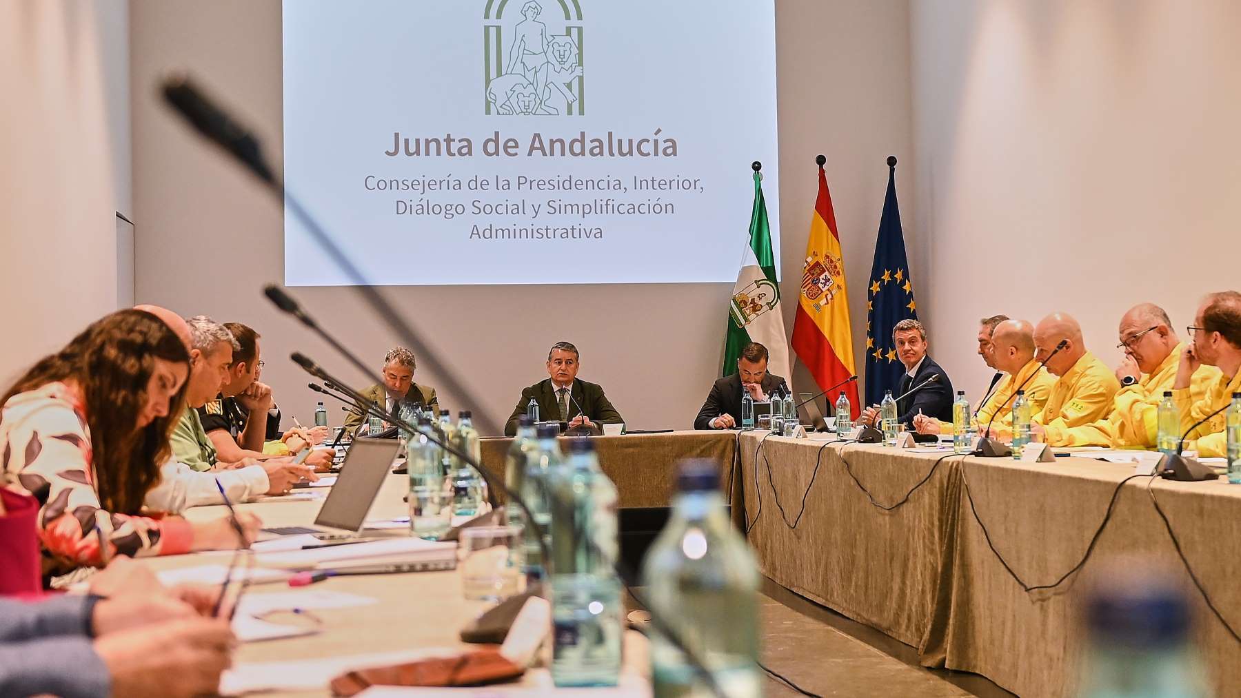 Antonio Sanz preside la reunión para el Plan Infoca | Salvador López Medina