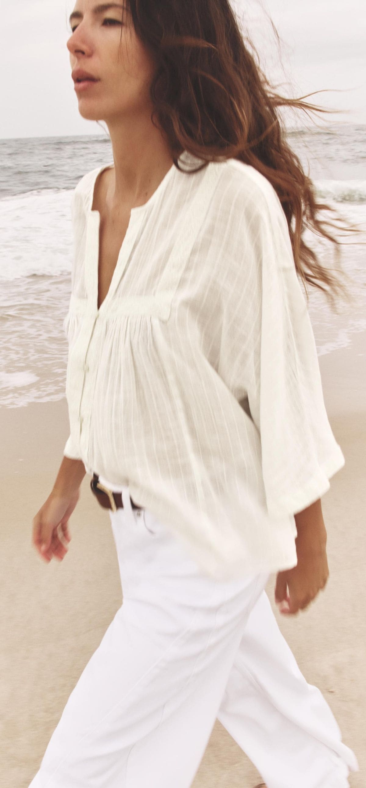 Blusa con bordados de manga ancha de Zara