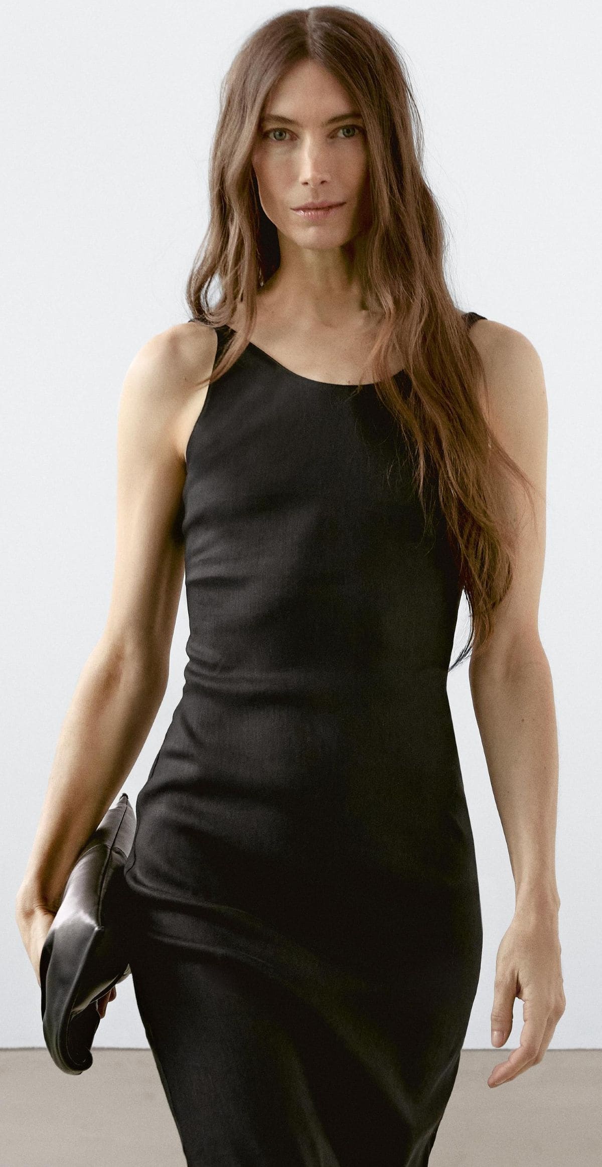 Vestido midi escote espalda de Massimo Dutti