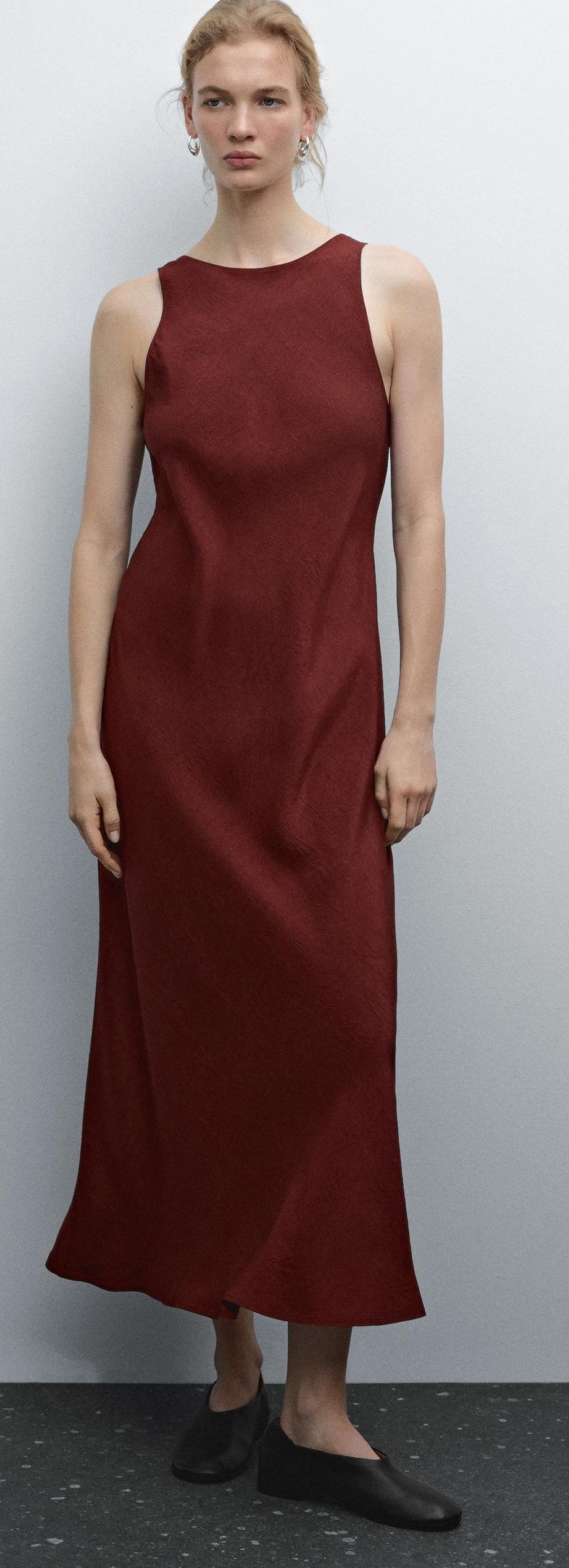 Vestido midi cuello halter satinado de Massimo Dutti