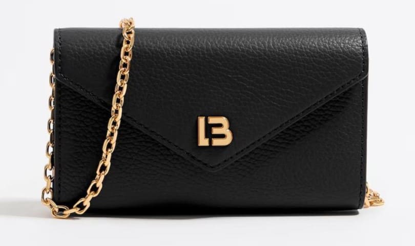 Bandolera con cierre de solapa y logo