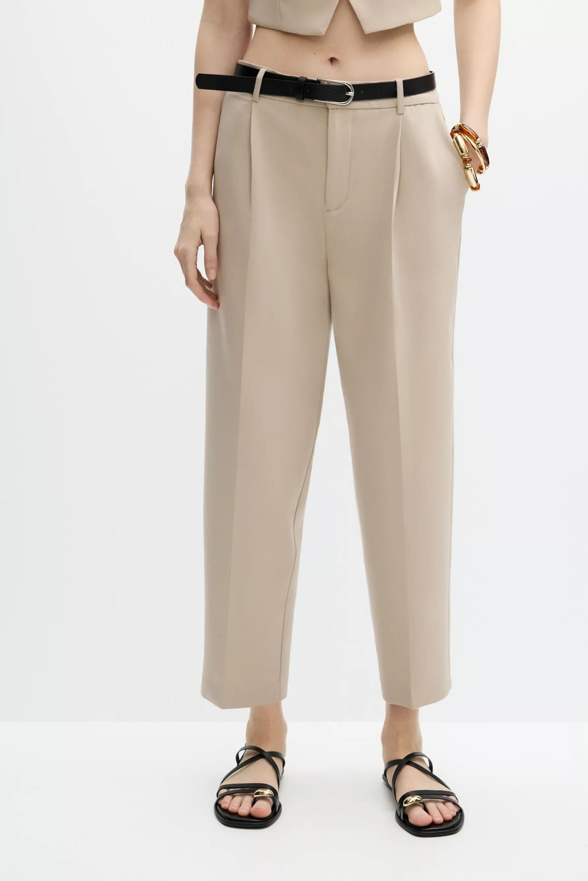 Pantalón chino con detalle de pinzas