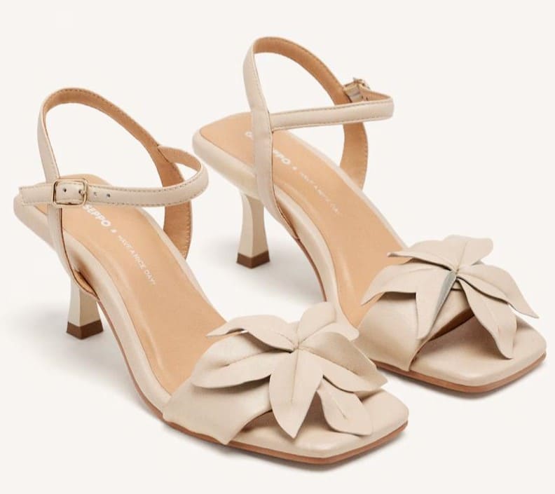 Sandalias de tacón con adorno de flor