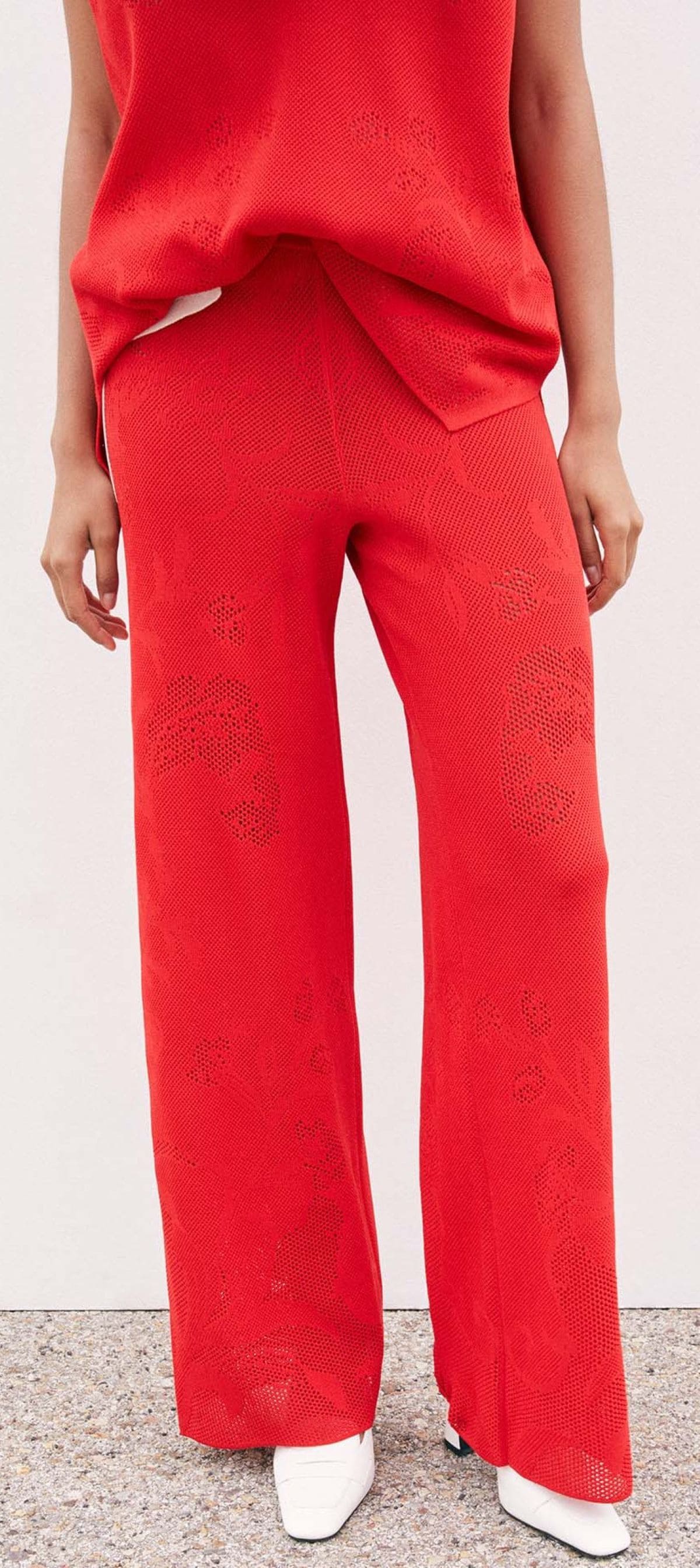 Pantalón largo con detalle de calados con motivos florales de Sfera