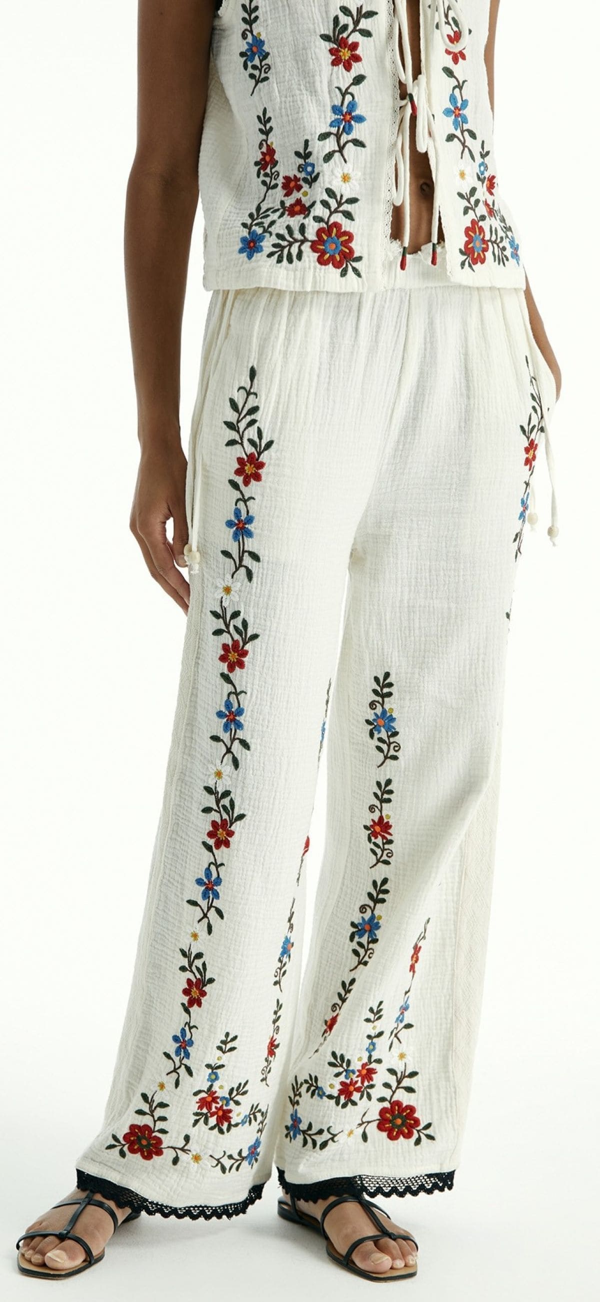 Pantalón bordado floral con detalle de cordones en cintura de Sfera