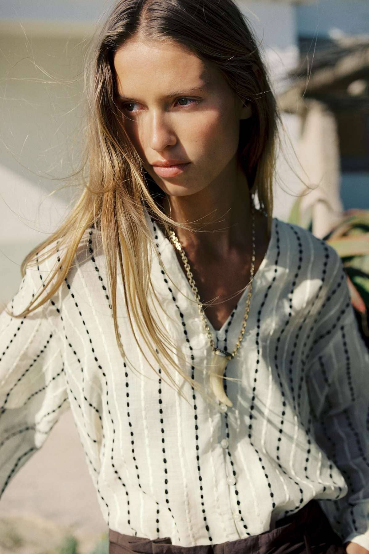 Blusa semitransparente rayas bordadas de Zara