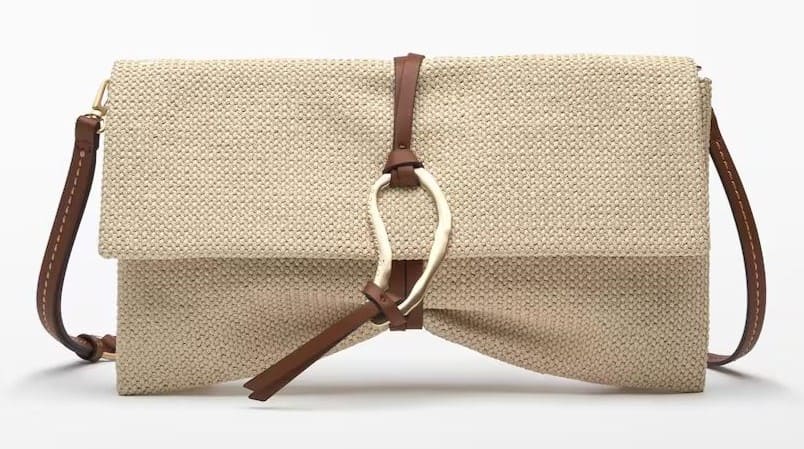 Bolso de mano tipo cartera con textura rafia