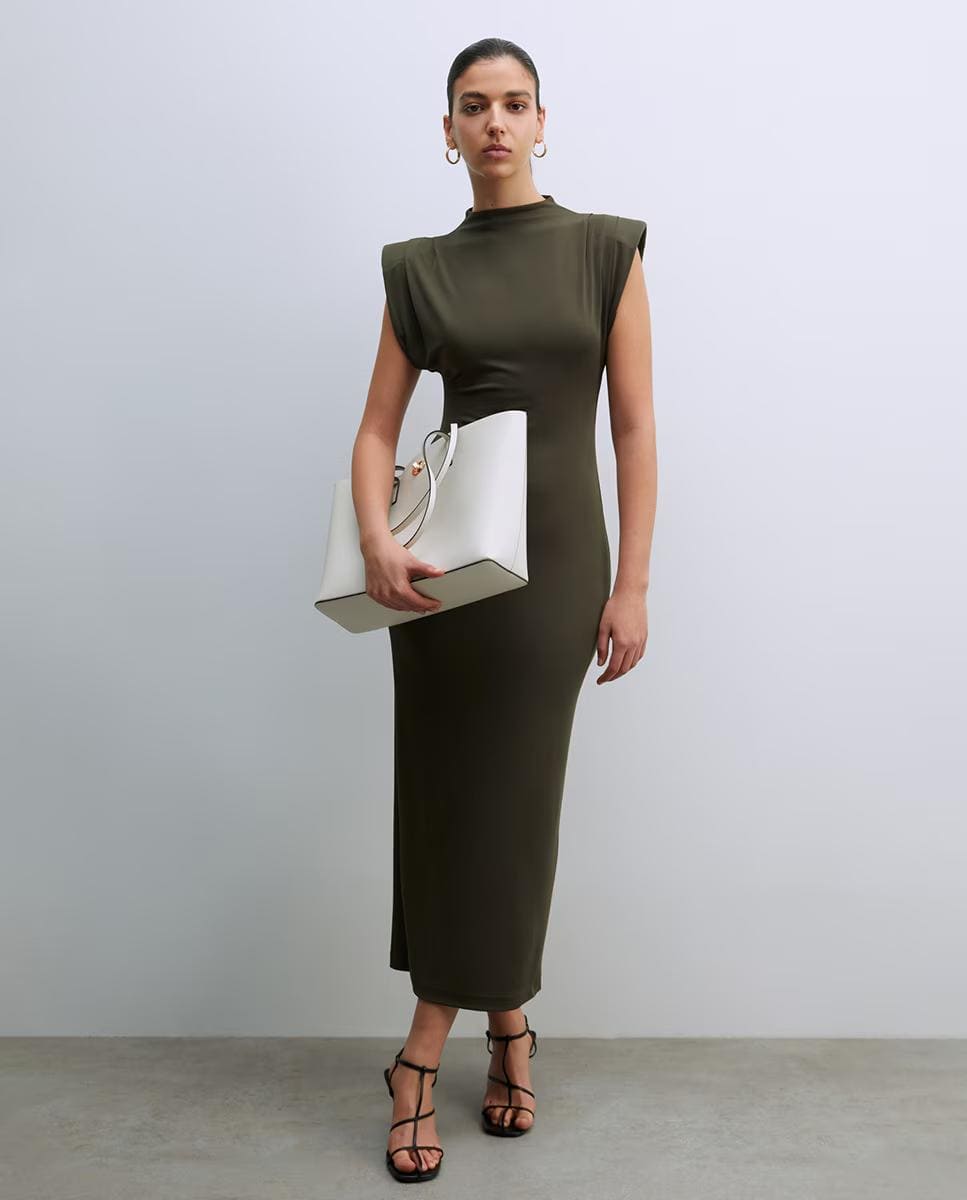 Vestido con hombreras