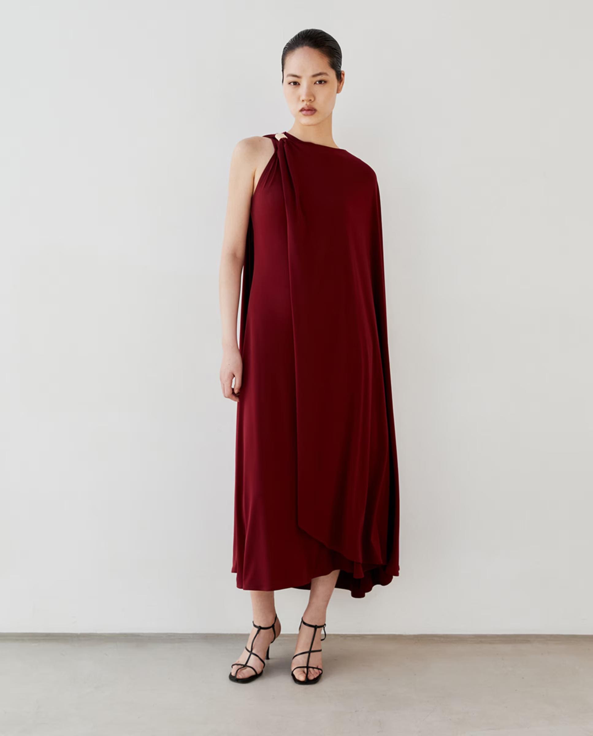 Vestido asimétrico con detalle de aplique