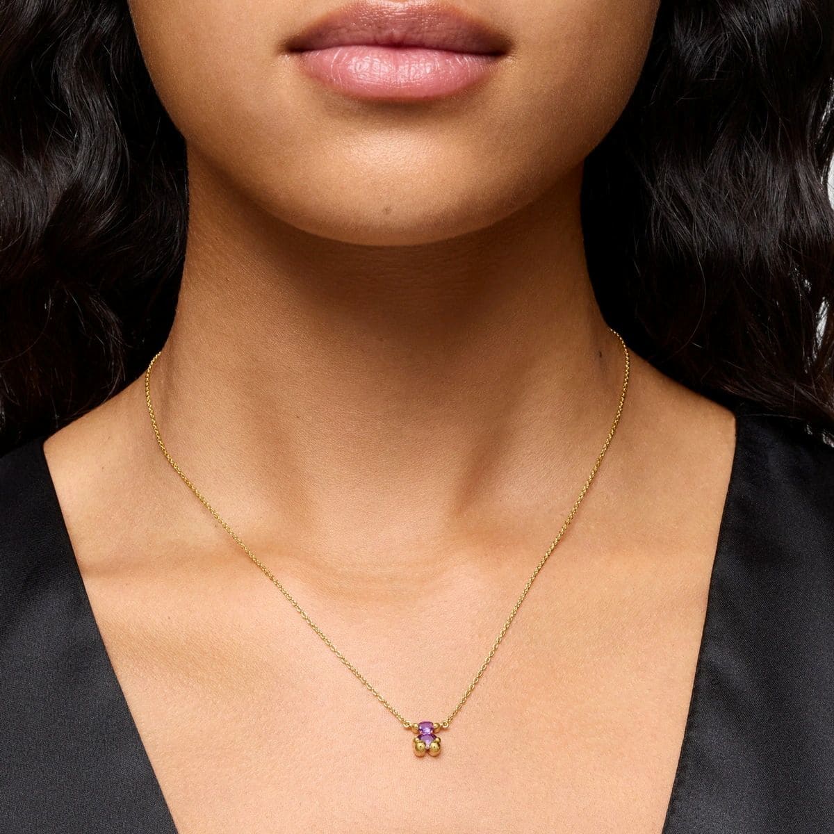 Collar corto motivo oso con baño de oro 18 kt sobre plata y zafiro lila de Tous