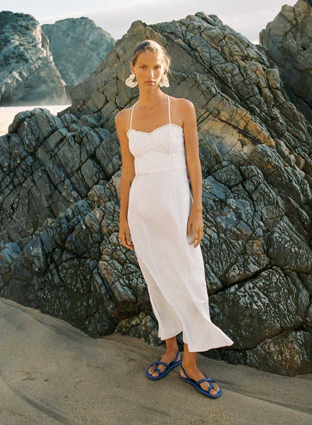 Vestido midi corsetero con lino de Zara