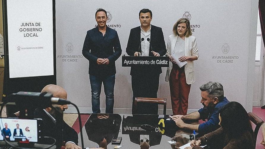 El alcalde de Cádiz, Bruno García, junto a José Manuel Cossi y Maite González | Cristo García