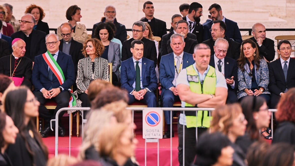 El presidente andaluz, junto a María Jesús Montero, en la tribuna de autoridades | Salvador López Medina
