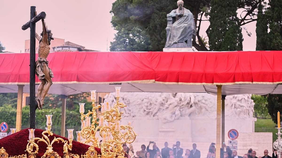 El Cachorro pasa por delante de la tribuna de autoridades | Salvador López Medina