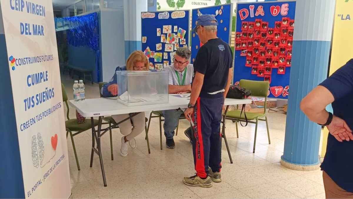 Apoderado del PSOE sentado en la mesa electoral de El Portal durante las elecciones a delegados de barriadas rurales de Jerez de la Frontera