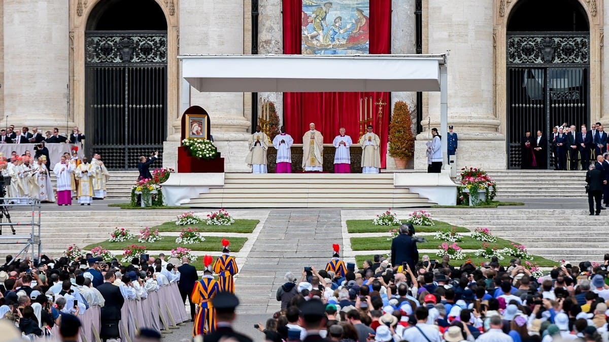 Unos 150.000 fieles se han dado cita en la plaza de San Pedro