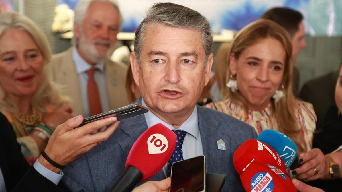 Antonio Sanz, durante su atención a los medios