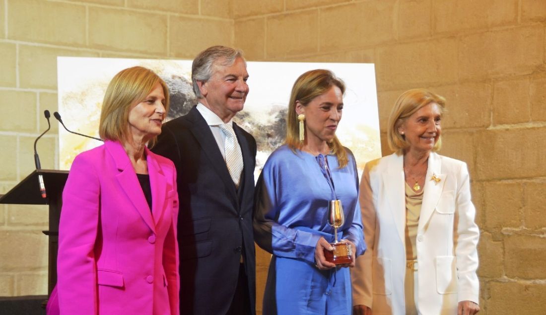 Almudena Martínez del Junco recibe un catavino de oro  I Breña