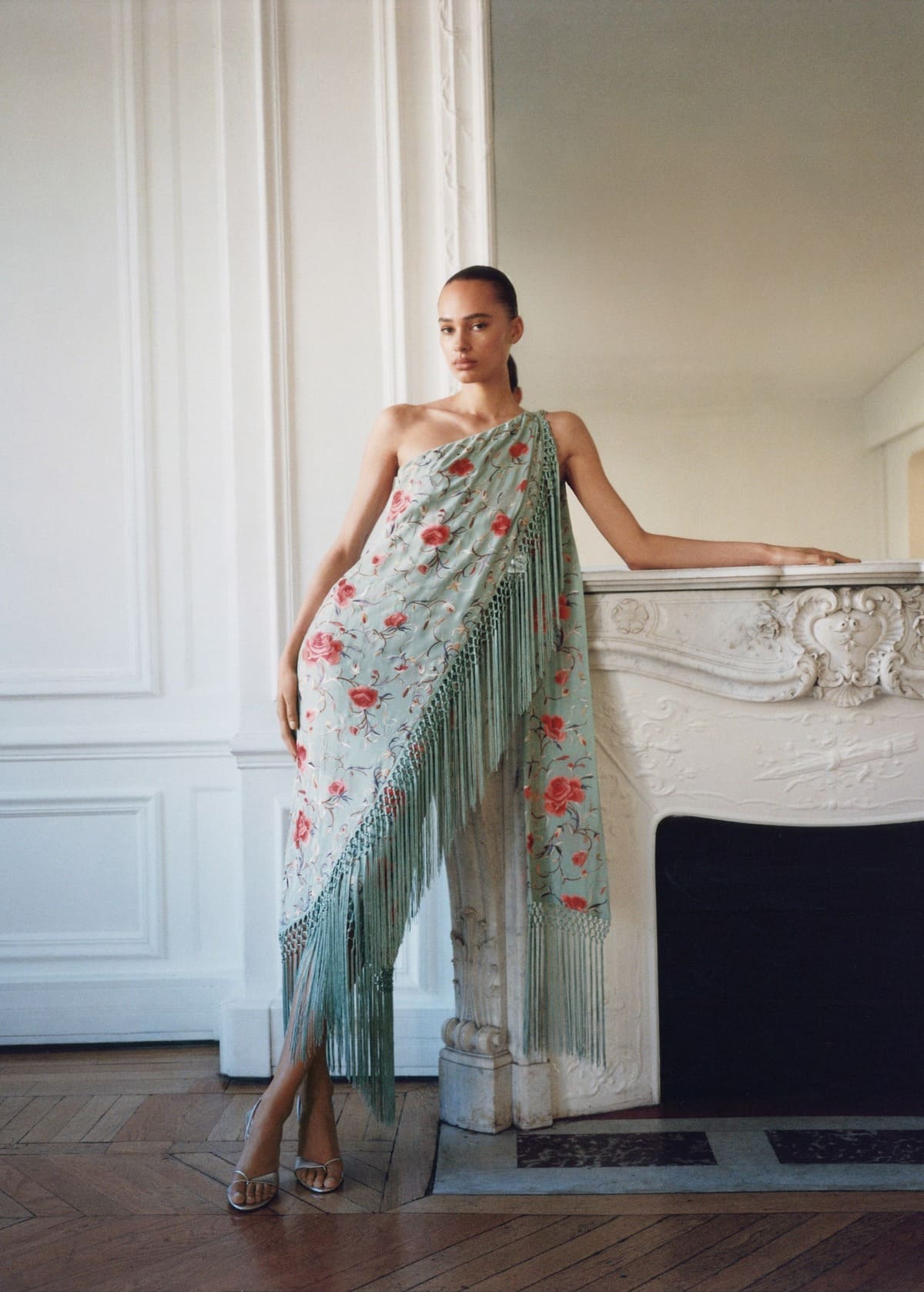 El nuevo vestido asimétrico con bordados y flecos en color azul de Mango