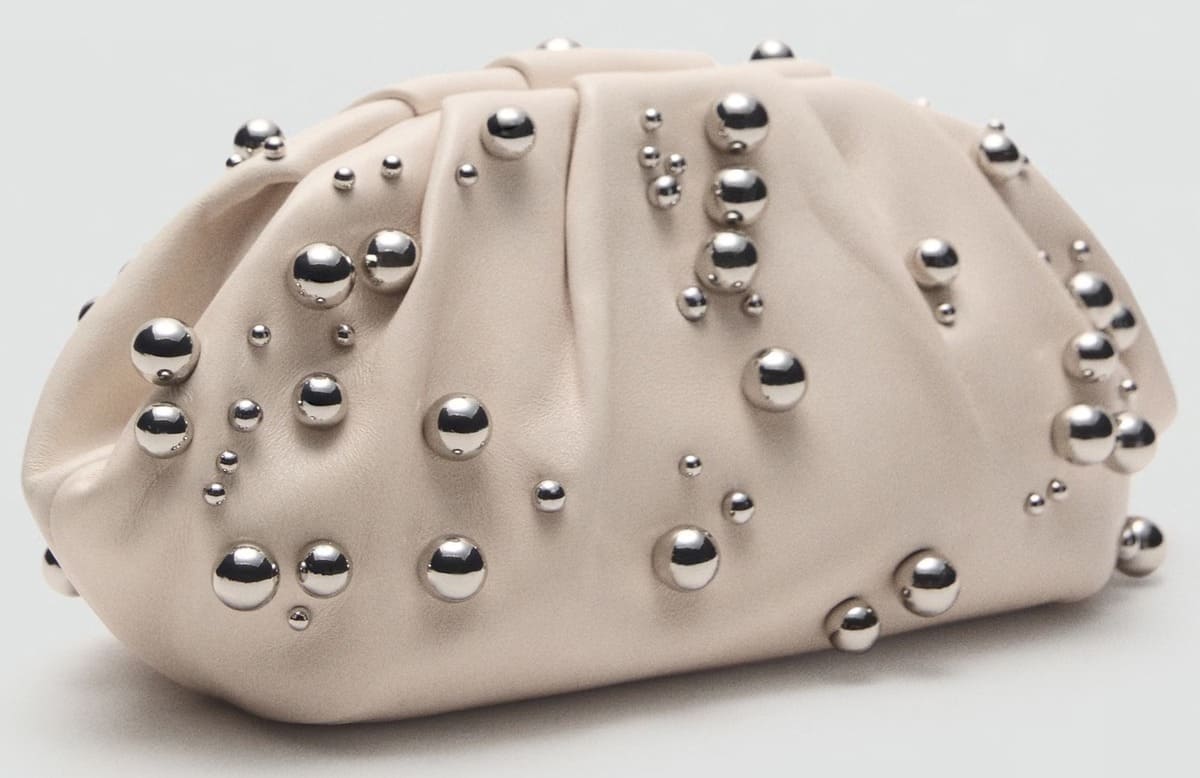 El bolso de mano de piel con detalle de bolas de Mango