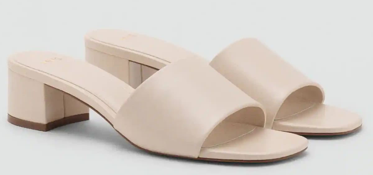 Las nuevas sandalias con tira y tacón de bloque en color crudo de Mango