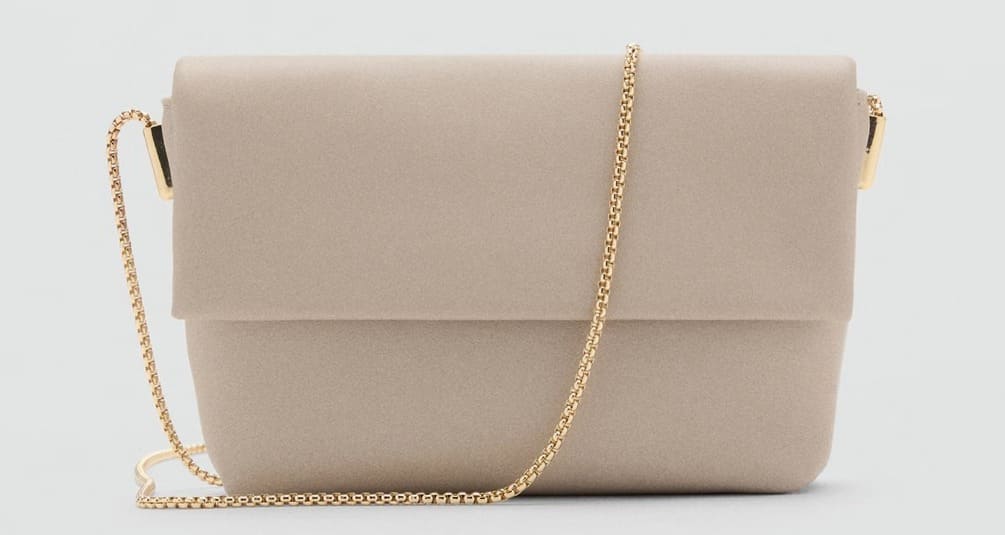 El bolso estilo sobre bandolera en color gris hielo de Mango