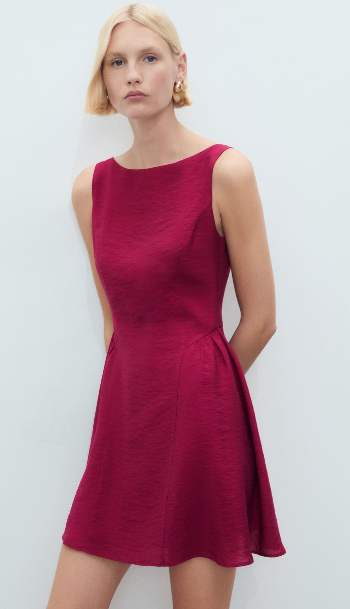 El vestido corto evasé en color rojo de Mango